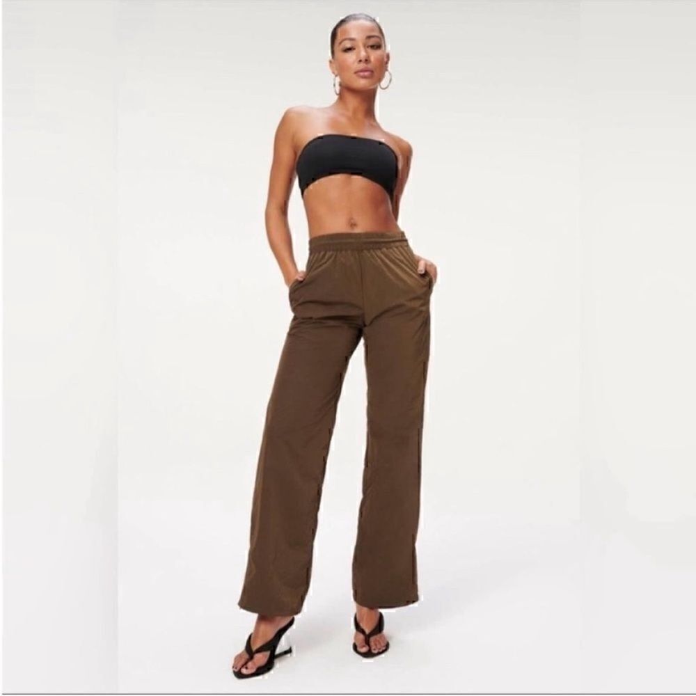 NWT Good American Wide Leg Track Pant Size M
Size: 2/M